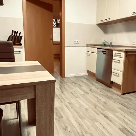2 Zentrum - Gute Verkehrsanbindung - Ideal Fuer Urlaub Und Business Mit Eigenem Parkplatz *